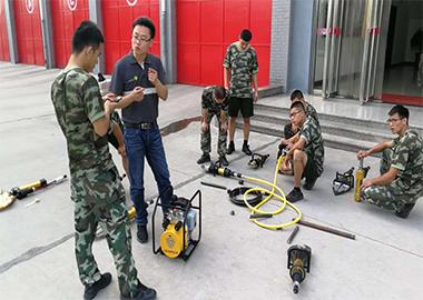 Shandong Xunkai with single tube breaking equipment appeared in a fire detachment。